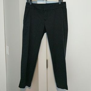NWOT KUT black straight legged capri size 6